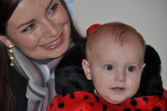 Com a mamãe, festejando um ano de idade, em Curitiba - PR